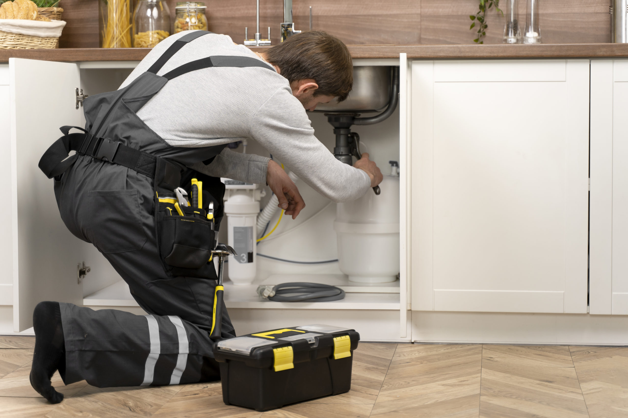service-maintenance-worker-repairing (4)